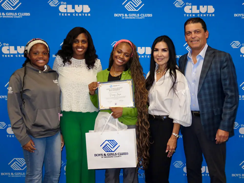 One of the recipients of the Jesus Luzardo Family Foundation Scholarship posing with their family and the Jesus Luzardo Family